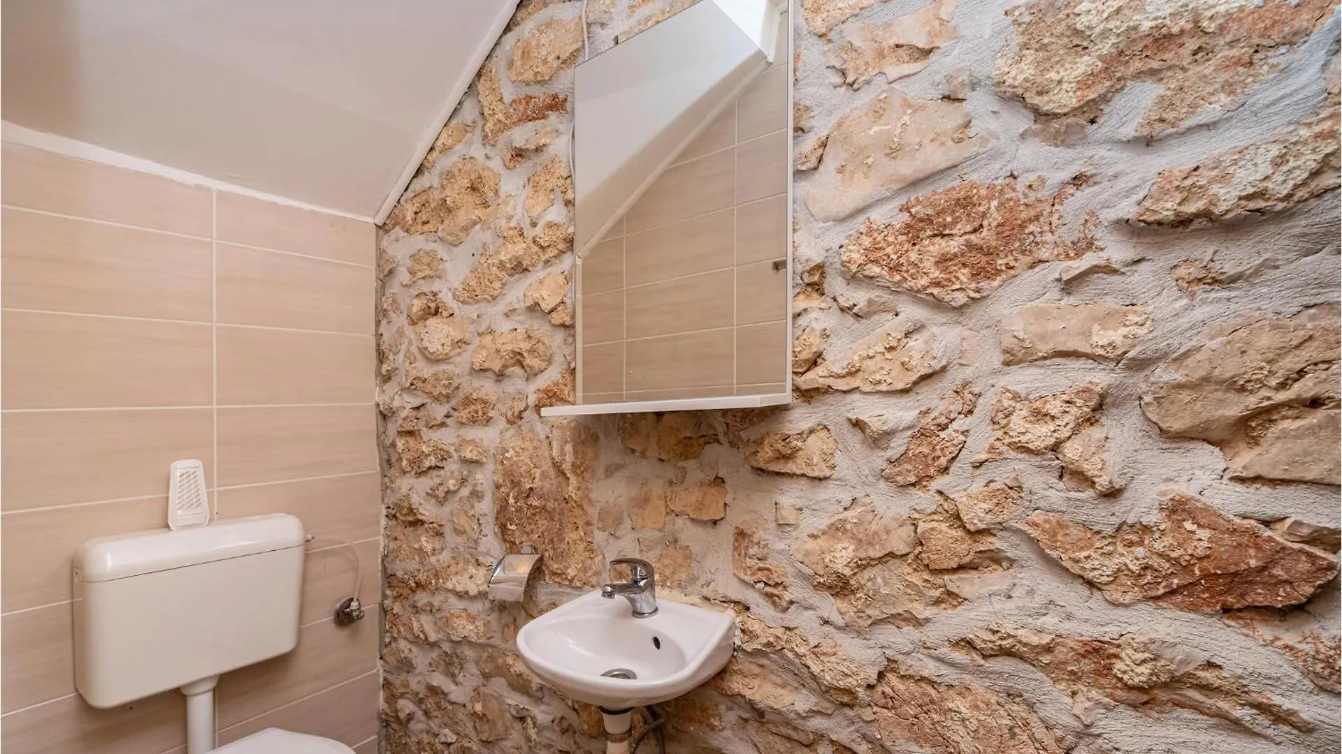 Stunning Home In Lisane Tinjske With Wifi
