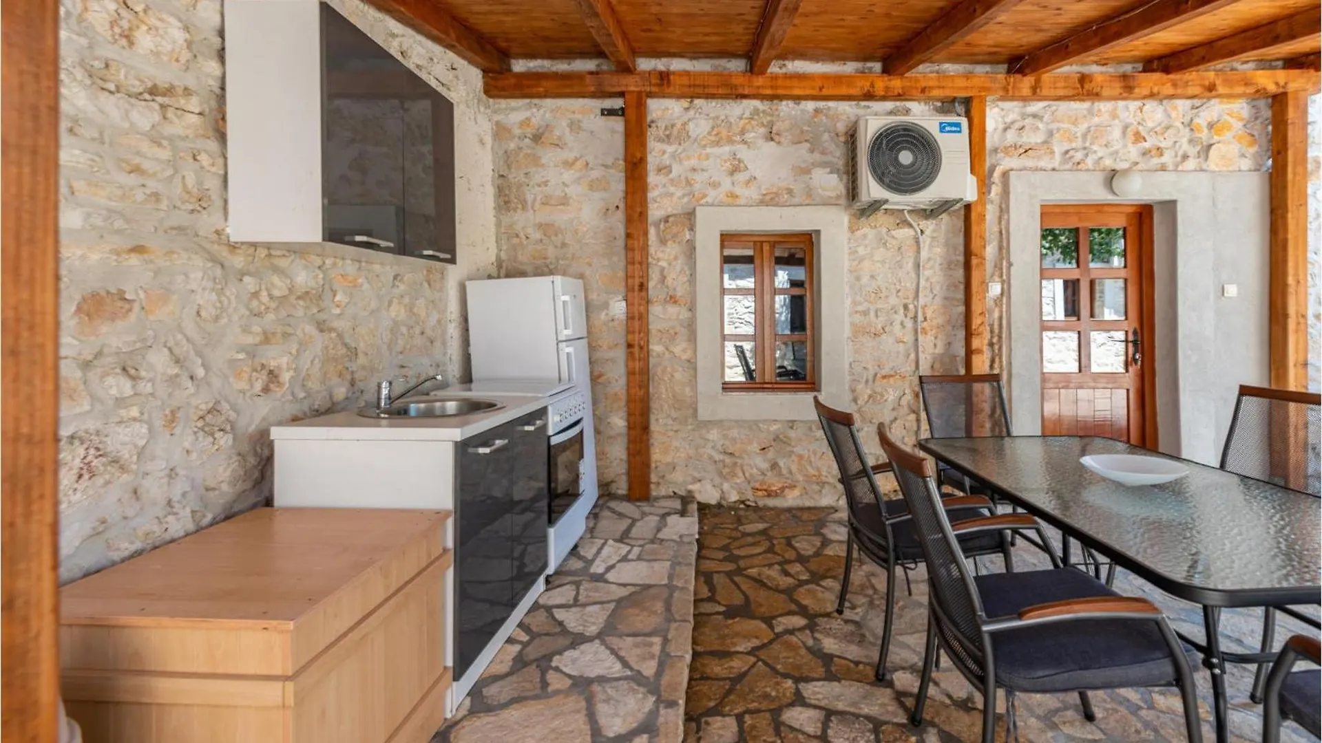 Stunning Home In Lisane Tinjske With Wifi 0*,